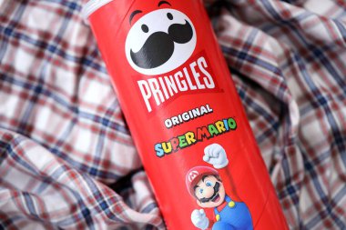 KYIV, UKRAINE - 19 Nisan 2025 Sınırlı Versiyon Pringles Süper Mario 'nun etrafındaki temalı tüpü kapatın, oyuncu grafikler ve markalaşma içeriyor