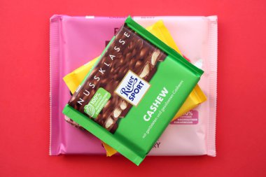 KYIV, UKRAINE - 19 Nisan 2025 Birkaç Ritter çikolatası yakın plan kağıdında. Knusperflakes tadı Kaju NussKlass ve Fruity Duo ile