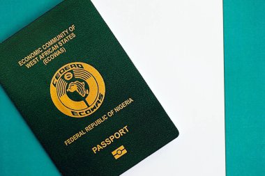 Nijerya pasaportu bayrağın üstünde. Vatandaşlık kavramı