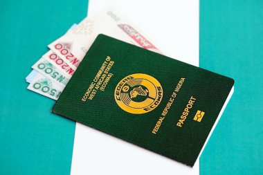 Nijerya nairası para ve pasaport banknotları bayrağın üzerinde. Seyahat ve tatil kavramı