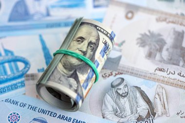 Birleşik Arap Emirlikleri kara para birimi faturaları ve biz dolar banknotları yakın yakın. Ekonomi ve döviz kuru kavramı