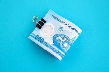 Birleşik Arap Emirlikleri 'nin kara para banknotları. Finans ve bankacılık kavramı