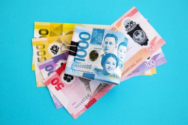 Filipinler pezosu banknotları büyük miktarda mavi üzerine yakın. Finans ve bankacılık kavramı
