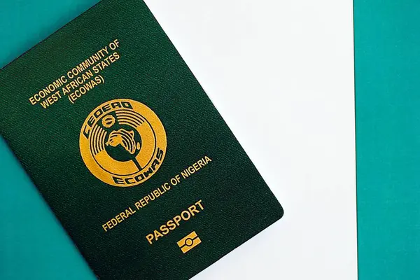 Nijerya pasaportu bayrağın üstünde. Vatandaşlık kavramı