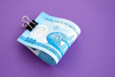 Birleşik Arap Emirlikleri 'nin kara para banknotları mora çok yakın. Finans ve bankacılık kavramı