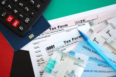 Birleşik Arap Emirlikleri kara para faturaları ve vergi formlu hesap makinesi. Vergi ve muhasebe kavramı