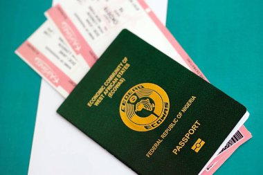 Nijerya pasaportu ve uçak biletleri. Seyahat ve tatil kavramı