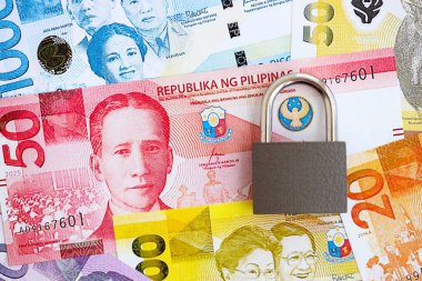 Filipinler Peso para birimi faturaları ve asma kilit. Yaptırım ve mali güvenlik kavramı