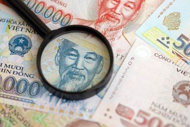 Vietnam dong para birimi faturaları ve büyüteç yakın çekim. Finansal izleme ve vergilendirme kavramı