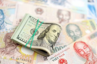 Vietnam dong para banknotları ve biz dolar banknotları yakın yakın. Ekonomi ve döviz kuru kavramı