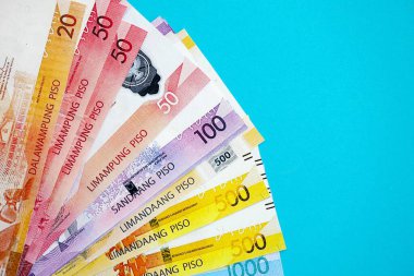 Filipinler pezosu banknotları büyük miktarda mavi üzerine yakın. Finans ve bankacılık kavramı