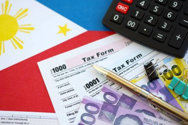 Filipinler pezosu para faturaları ve vergi formlu hesap makinesi. Vergi ve muhasebe kavramı