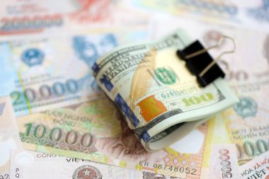 Vietnam dong para banknotları ve biz dolar banknotları yakın yakın. Ekonomi ve döviz kuru kavramı