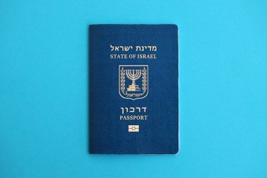 Mavi üzerine İsrail pasaportu. İsrail 'in mevcut biyometrik geçidi mavi arka planda yatıyor. İsrail 'de vatandaşlık kavramı