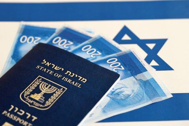 İsrail Yeni Şekelleri 'nin banknotları ve pasaportu bayrağın üzerinde. İsrail 'in mevcut para faturaları ve biyometrik geçiş bayrağında büyük miktarda yer alıyor. İsrail 'de seyahat ve tatil kavramı