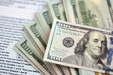 Birleşik Devletler 'in yüz dolarlık banknotları bireysel gelir vergisi iadesi formlarıyla masaya yatırıldı. ABD 'de vergilendirme ve muhasebe kavramı