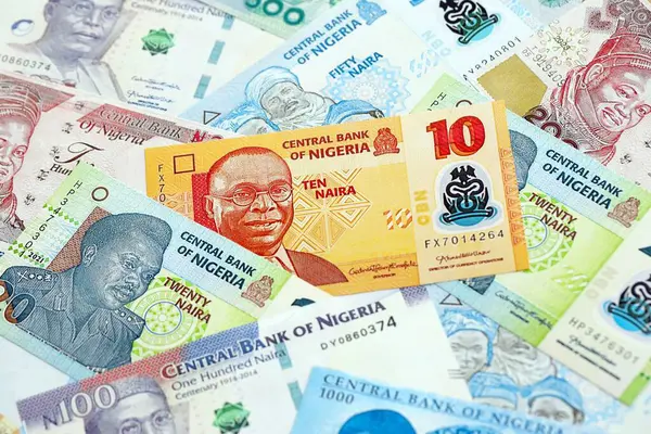 Nijerya naira para birimi. Mevcut banknotlar masanın üzerinde büyük miktarda yatıyor.