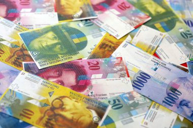 İsviçre frangı banknotları. Mevcut frank para faturaları büyük miktarda masada yatıyor. İsviçre 'de iş ve yatırım kavramı
