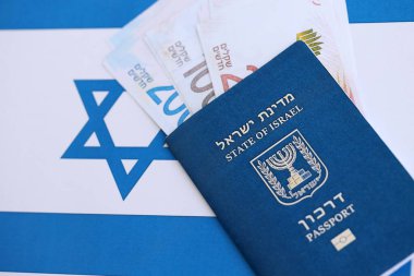 İsrail Yeni Şekelleri 'nin banknotları ve pasaportu bayrağın üzerinde. İsrail 'in mevcut para faturaları ve biyometrik geçiş bayrağında büyük miktarda yer alıyor. İsrail 'de seyahat ve tatil kavramı