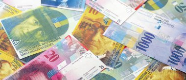 İsviçre frangı banknotları. Mevcut frank para faturaları büyük miktarda masada yatıyor. İş ve yatırım kavramı