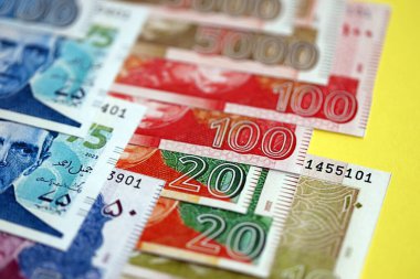 Pakistan banknotları sarı arka planda. Pakistan 'ın mevcut para faturaları büyük miktarda masada yatıyor. Pakistan 'da iş ve yatırım kavramı