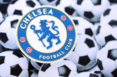 KYIV, UKRAINE - 23 Şubat 2025 Chelsea FC futbol kulübü rozeti futbol topu arka plan pankartıyla yatar