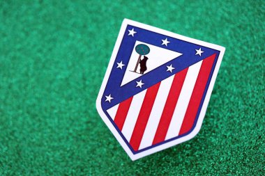 KYIV, UKRAINE - 23 Şubat 2025 Atletico de Madrid futbol kulübü rozeti zümrüt yeşili simli arka plan pankartıyla uzanır