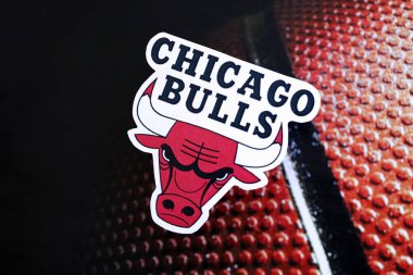 KYIV, UKRAINE - 23 Şubat 2025 Chicago Bulls basketbol takımı rozeti basketbol arka plan pankartımızda yatıyor