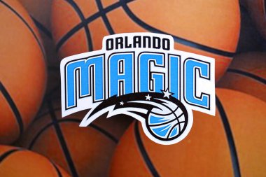 KYIV, UKRAINE - 23 Şubat 2025 Orlando Magic basketbol takımı rozeti basketbol topu arka plan afişinde yatıyor