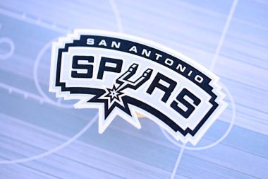 KYIV, UKRAINE - 23 Şubat 2025 San Antonio Spurs basketbol takımı rozeti basketbol stadyumunun arka plan pankartında yer alıyor