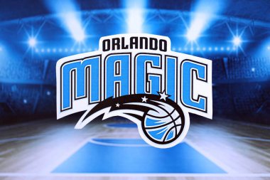 KYIV, UKRAINE - 23 Şubat 2025 Orlando Magic basketbol takımı rozeti basketbol stadyumunun arka planında asılı