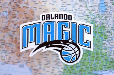 KYIV, UKRAINE - 23 Şubat 2025 Orlando Magic basketbol takımı rozeti ABD haritasının arka plan pankartıdır