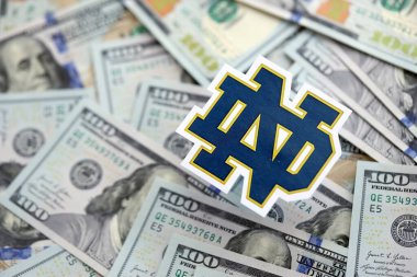 KYIV, UKRAINE - 23 Şubat 2025 Notre Dame Savaşan İrlandalı basketbol takımı rozeti büyük miktarda Amerikan dolarına yakın.