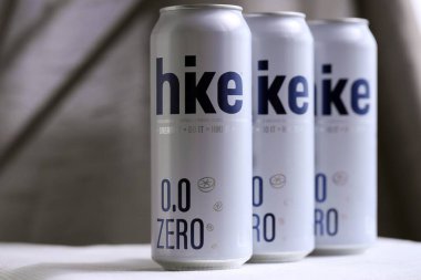 KYIV, UKRAINE - 19 Nisan 2025 Alüminyum kutularda sıfır alkolsüz bira. Bira markası logosunu kapatıyoruz.