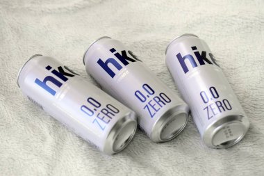 KYIV, UKRAINE - 19 Nisan 2025 Alüminyum kutularda sıfır alkolsüz bira. Bira markası logosunu kapatıyoruz.