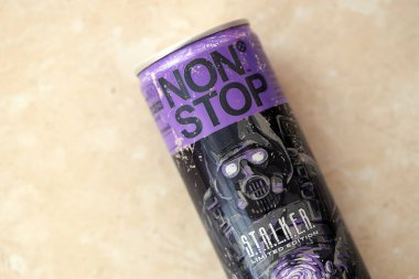 KYIV, UKRAINE - 19 Nisan 2025 Stalker ve alüminyum maskeli karakterlerin sınırlı sayıda üretilmiş enerji içeceği kapatılabilir