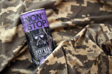 KYIV, UKRAINE - 19 Nisan 2025 Sapık 'ın sınırlı sayıda üretilmiş enerji içeceği ve mor üzerine gaz maskesi takılmış karakter kapatılabilir