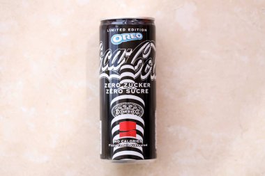 KYIV, UKRAINE - 19 Nisan 2025 Coca Cola OREO Sıfır Şekerli içecek 250 ml kutusunda. Kurabiye aromalı meşrubat işbirliği. Sınırlı üretim ürünü