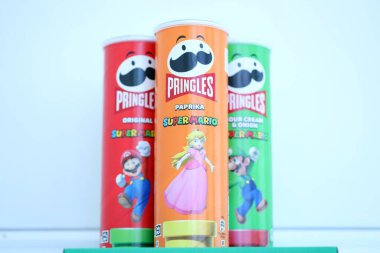 KYIV, UKRAINE - 19 Nisan 2025 Sınırlı Versiyon Pringles Süper Mario 'nun etrafındaki temalı tüpleri kapatın, oyuncu grafikler ve markalaşma içeriyor
