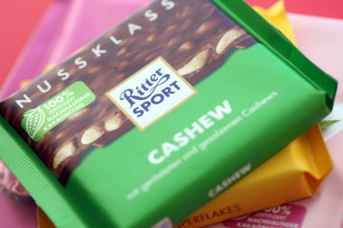 KYIV, UKRAINE - 19 Nisan 2025 Birkaç Ritter çikolatası yakın plan kağıdında. Knusperflakes tadı Kaju NussKlass ve Fruity Duo ile