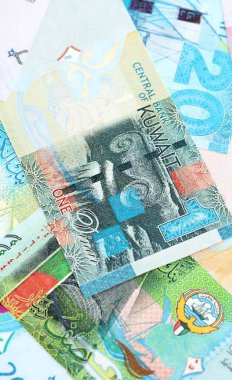 Kuveyt para birimi faturaları. Mevcut banknotlar masanın üzerinde büyük miktarda yatıyor.