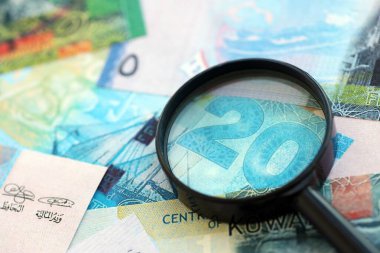 Kuveyt dinarı para birimi faturaları ve büyüteç yakın çekim. Finansal izleme ve vergilendirme kavramı