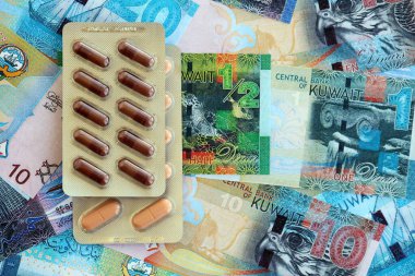 Kuveyt para birimi faturaları ve ilaç hapları yakında. İlaç ve eczane kavramı