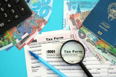 Kuveyt dinarı para faturaları ve mavi üzerine yakın vergi formlu hesap makinesi. Vergi ve muhasebe kavramı