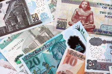 Mısır para birimi banknotları. Mevcut banknotlar masanın üzerinde büyük miktarda yatıyor.