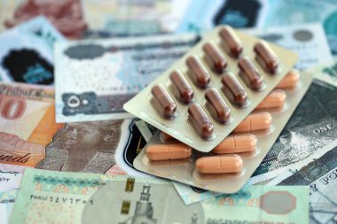 Mısır para birimi faturaları ve ilaç hapları yakında. İlaç ve eczane kavramı