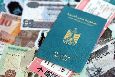 Biletli ve pasaportlu Mısır para birimi faturaları. Seyahat ve tatil kavramı
