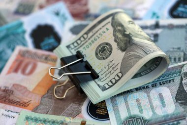 Mısır para birimi banknotları ve biz dolar banknotları yakın çekim. Ekonomi ve döviz kuru kavramı