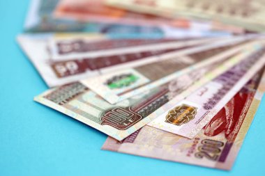 Mısırlı para banknotları büyük miktarda mavi yakın plan üzerinde. Finans ve bankacılık kavramı