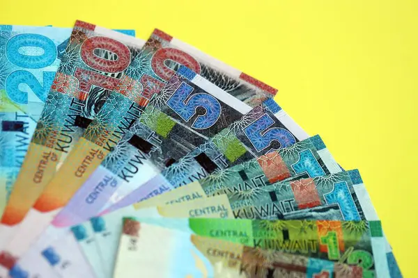Kuveyt dinarı para faturaları sarıya yakın çekim için büyük miktarda. Finans ve bankacılık kavramı